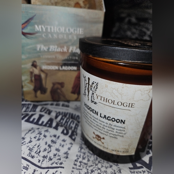 🎁 Mythologie Black Flag Candle 8 oz - Picture 2 of 3